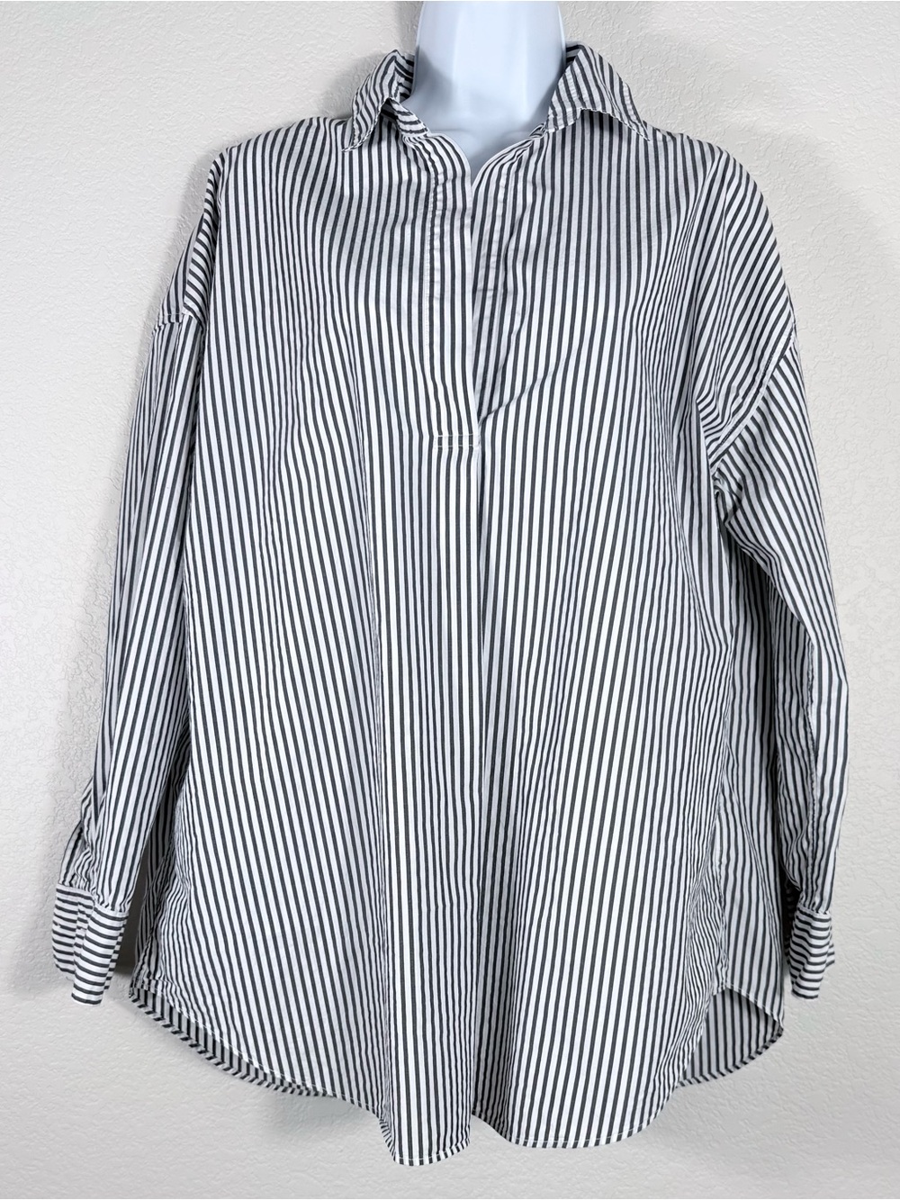 Uniqlo Striped Dark Gray and White Button-Front Shirt Women’s Size L